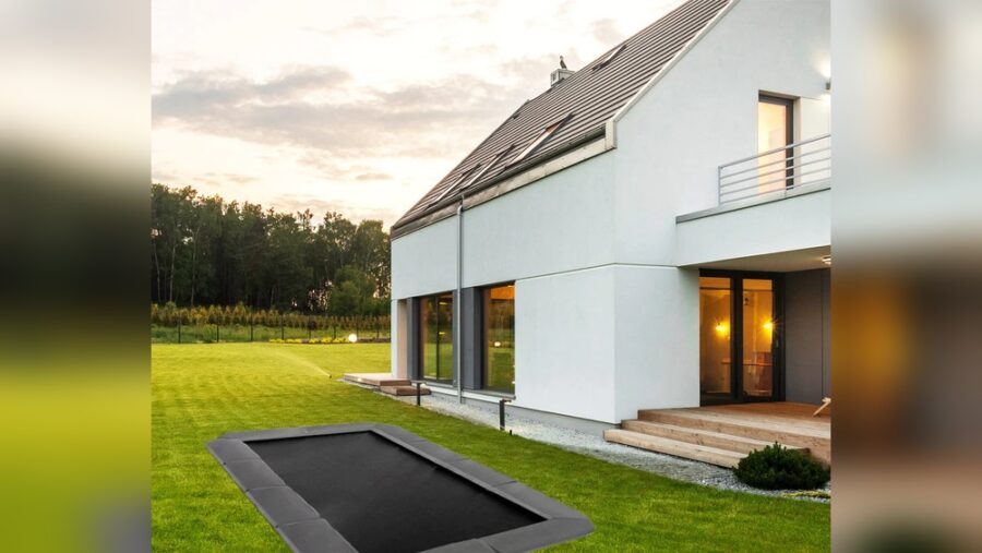 How to Choose a Backyard Trampoline